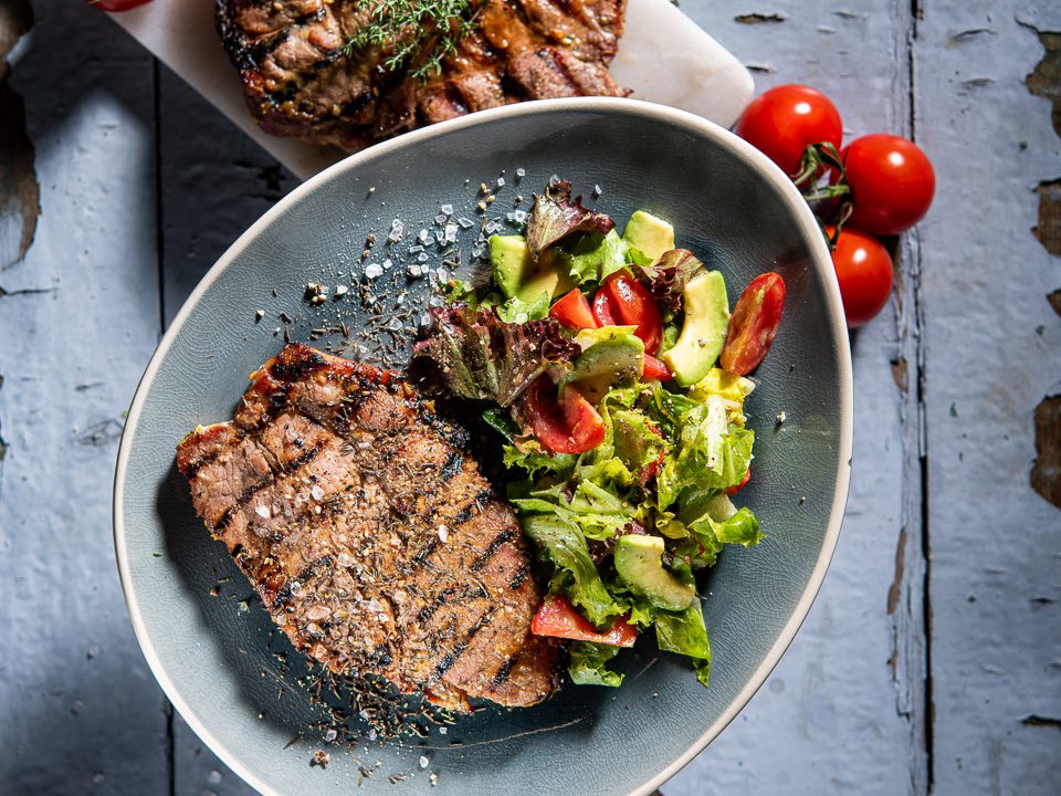Presa-Steak vom Grill mit Avocado-Tomaten-Salat