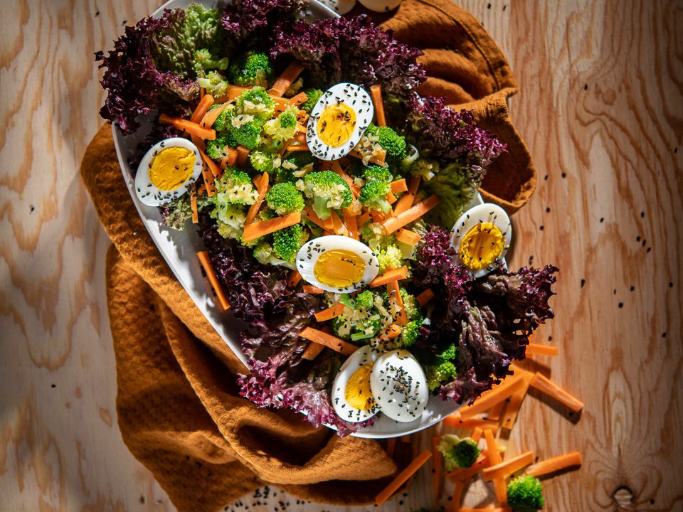 Brokkolisalat mit Ei und Ingwerdressing