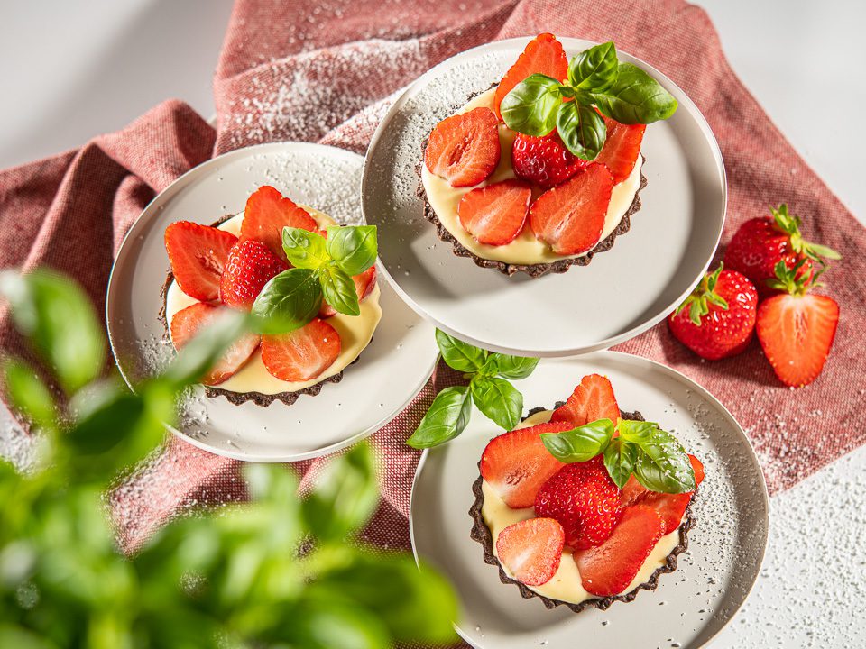 Schokotartelettes mit Puddingcreme und Erdbeeren