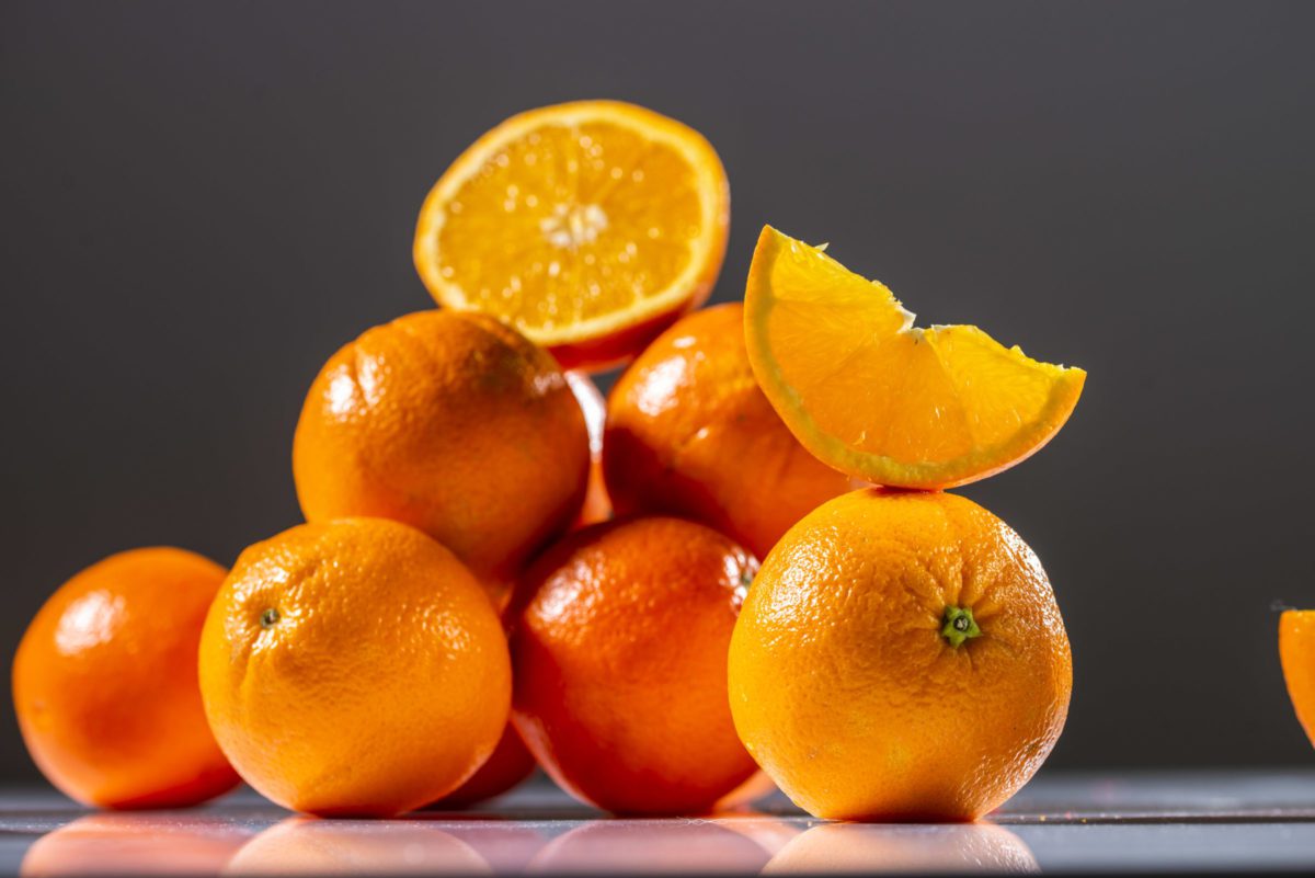 Orangen aufgeschnitten und nebeneinander liegend
