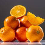Orangen aufgeschnitten und nebeneinander liegend