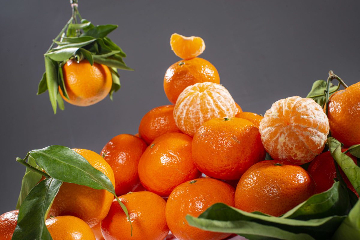 Mandarinen Clementinen übereinander liegend und geschält