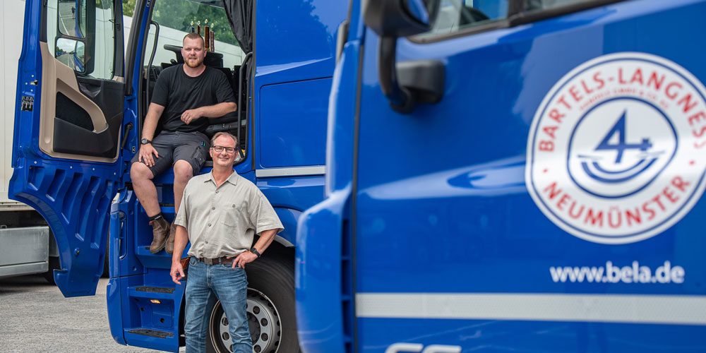 LKW offene Tuer zwei Personen