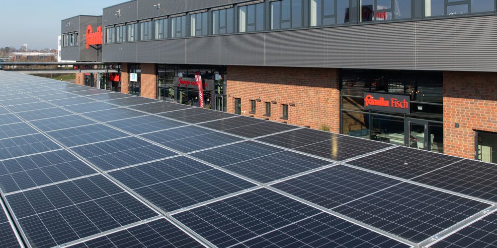 Photovoltaik-Anlage auf dem Parkplatz-Dach