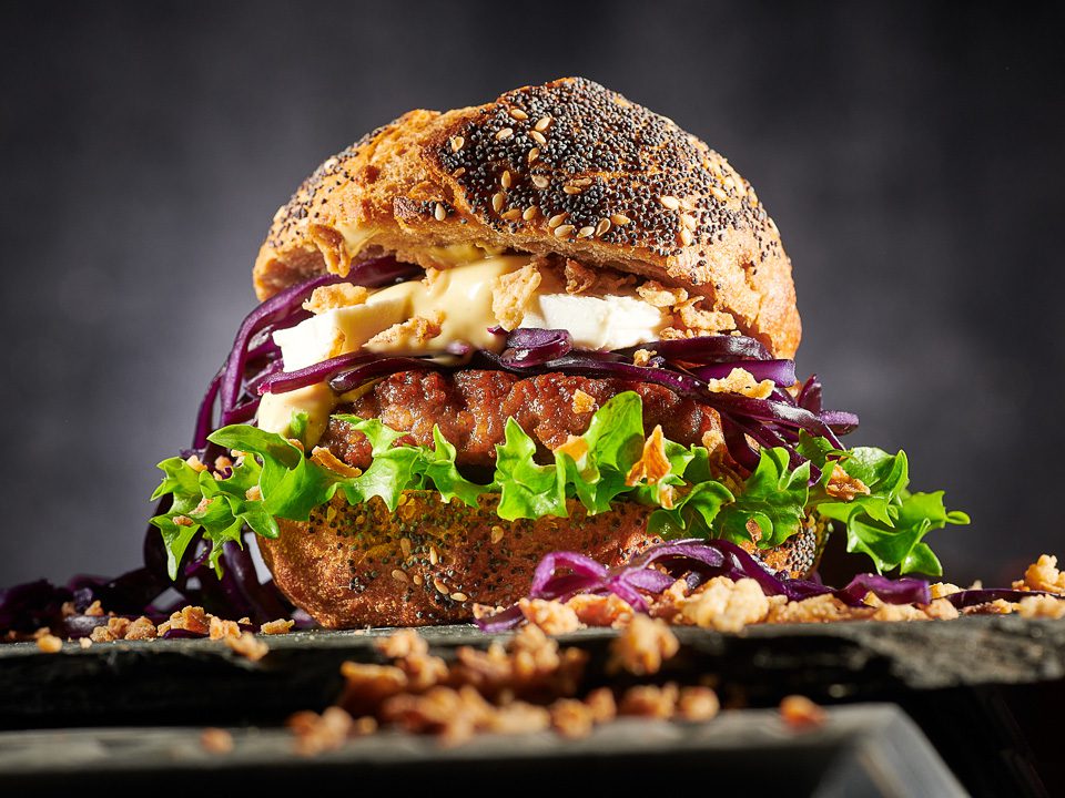 Duroc-Burger mit Rotkohl und Feta
