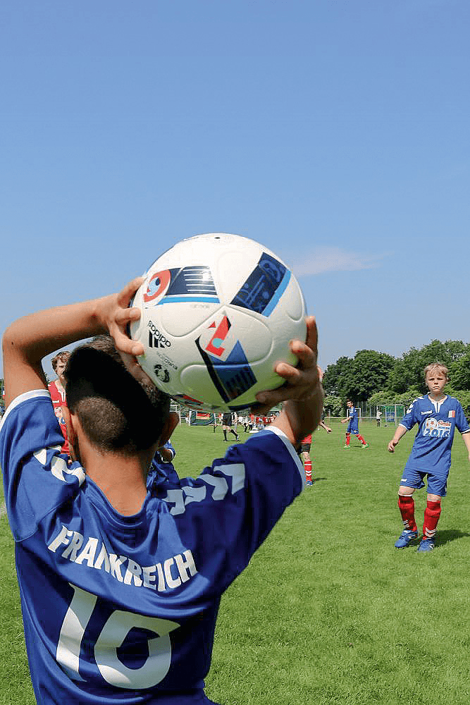 Kleine Kicker ganz groß: famila sucht die Fußball-Mini-Weltmeister