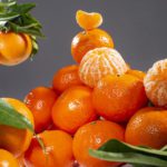 Clementinen teilweise geschält und mit Blatt