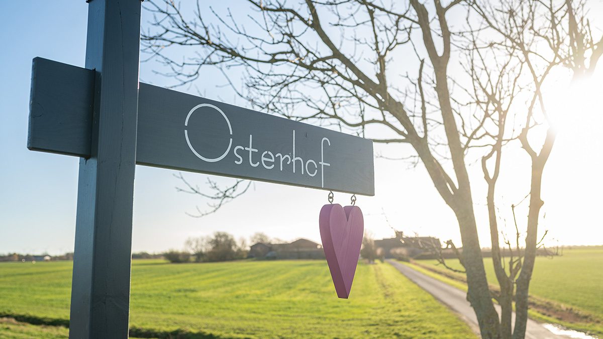 Schild auf dem Osterhof steht