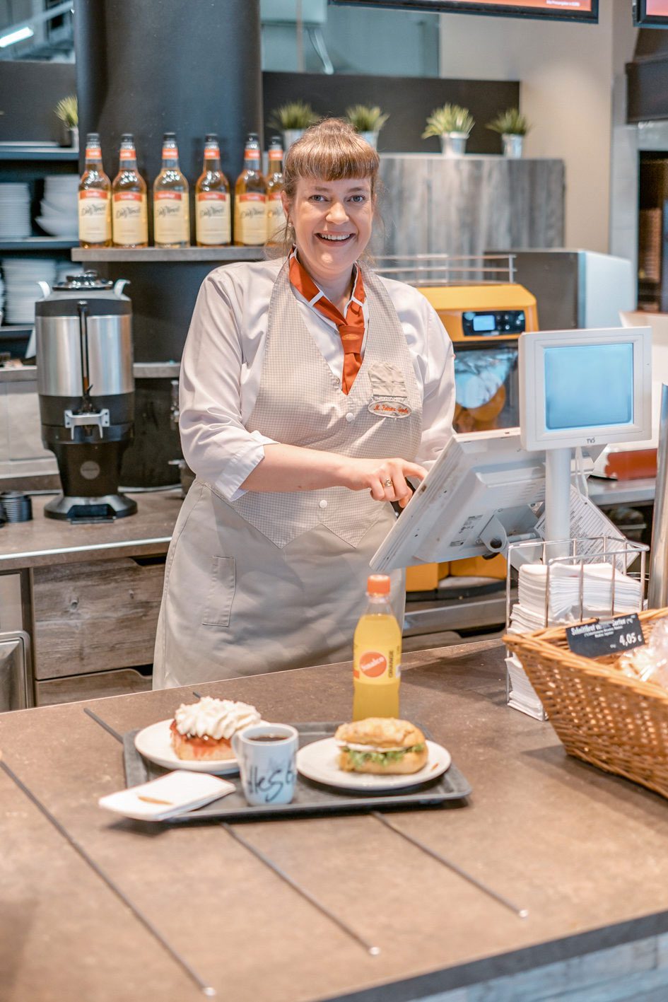 Bäckerei-Verkäuferin an der Kasse