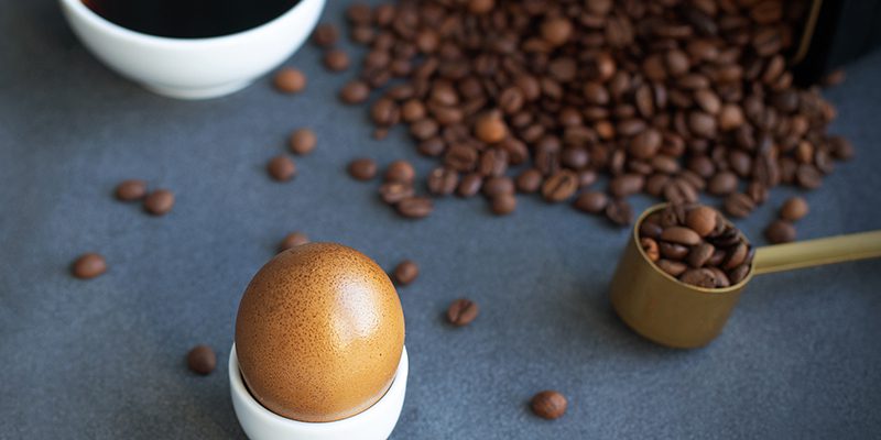 Mit Kaffee oder Gemüsezwiebeln braun gefärbtes Ei.