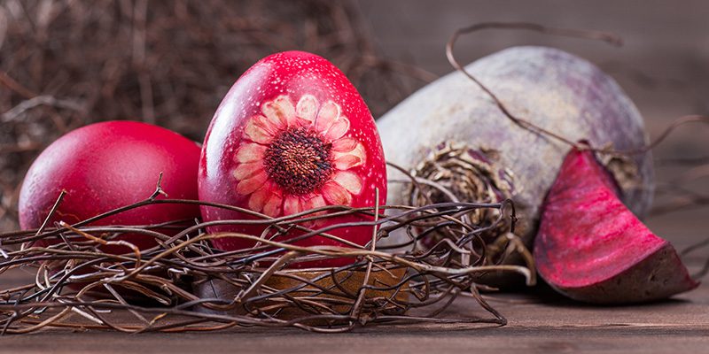 Mit Roter Beete rot gefärbtes Ei.