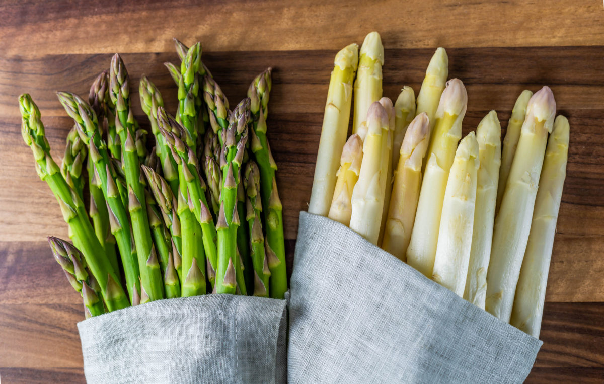 Grüner und weißer Spargel