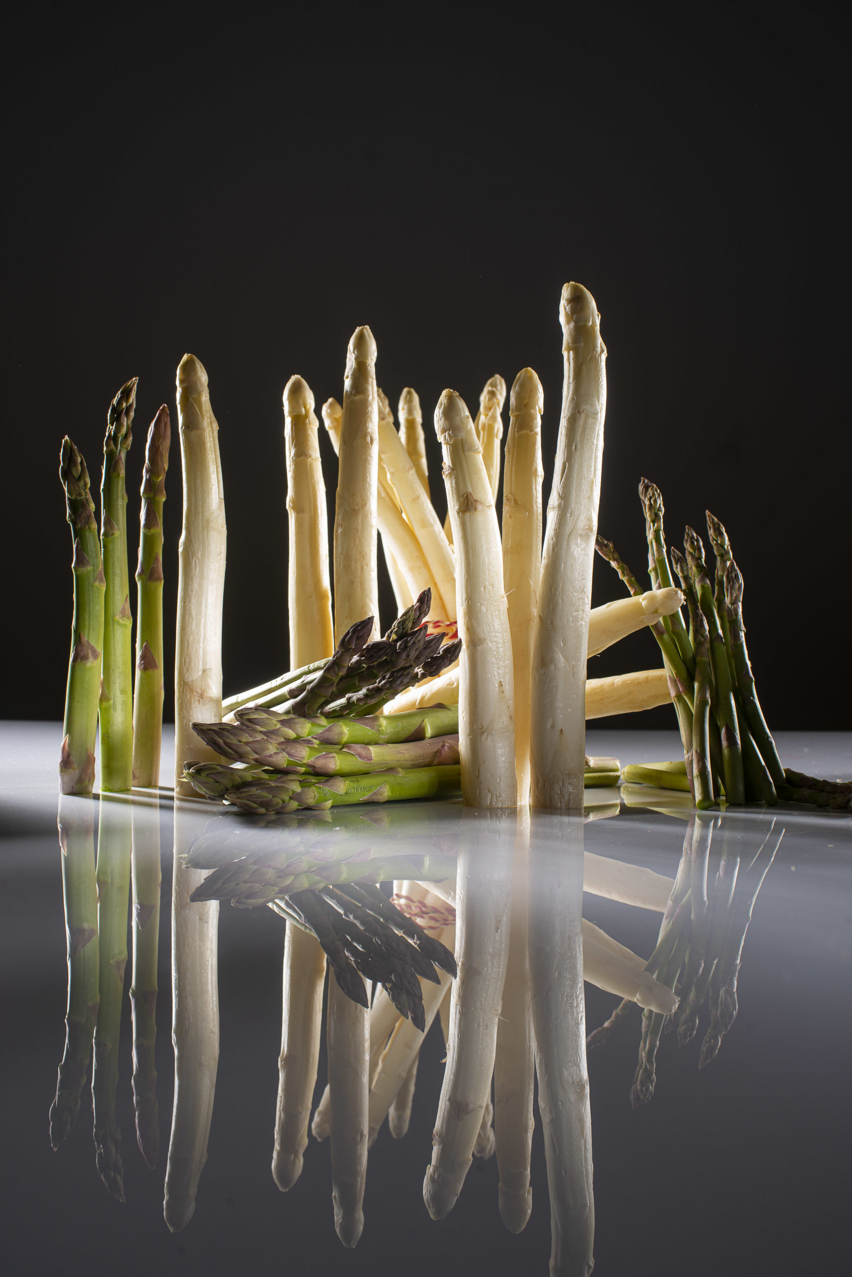 Grüner und weißer Spargel, teils liegend, teils stehend.