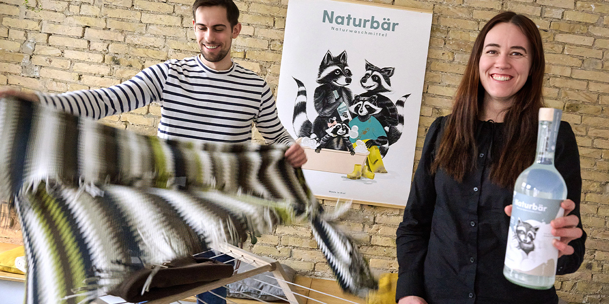 Naturbär Waschmittel Ein Mann und eine Frau mit Waschmittel von Naturbär
