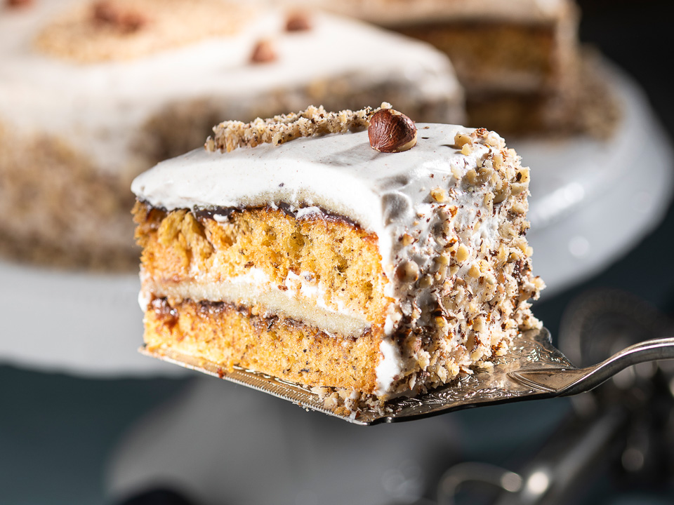 Marzipan-Nusstorte mit Pflaumenmus Bild zum Rezept: Marzipan-Nusstorte mit Pflaumenmus