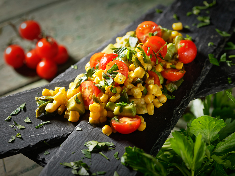 Mais-Avocado-Salat mit Frühlingszwiebeln Bild zum Rezept: Mais-Avocado-Salat mit Frühlingszwiebeln
