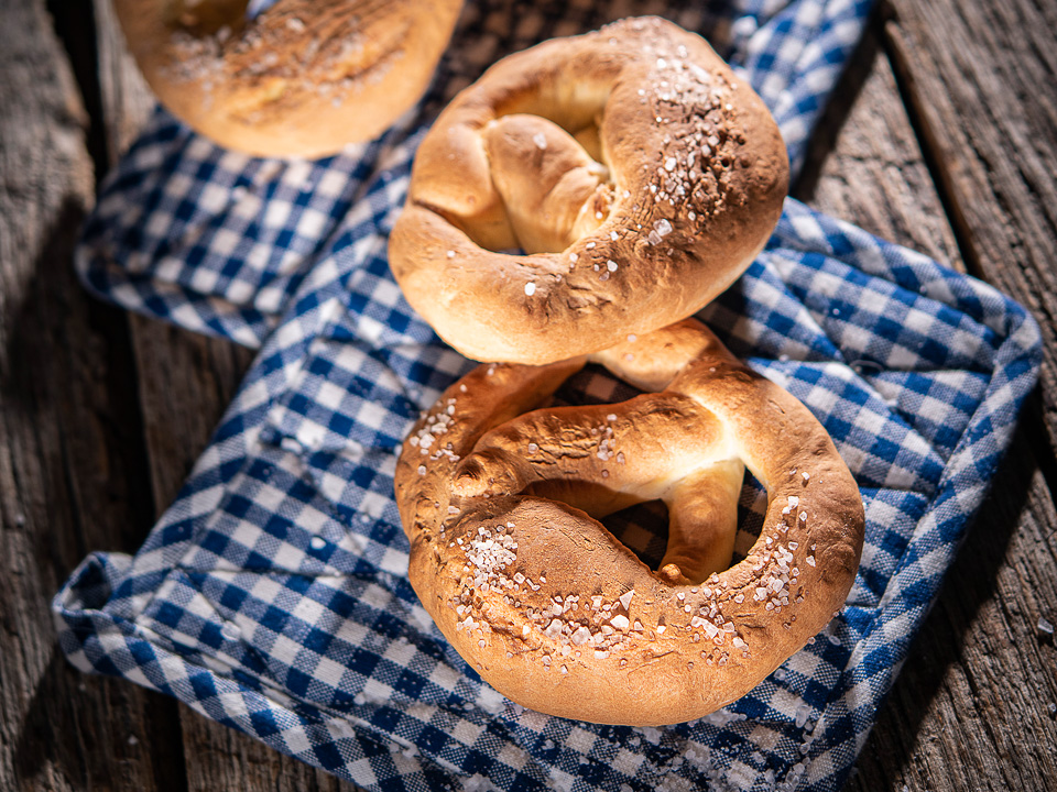 Hefebrezeln mit Salz