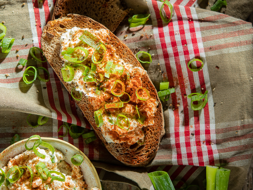 Ziegen-Obatzter auf geröstetem Bauernbrot