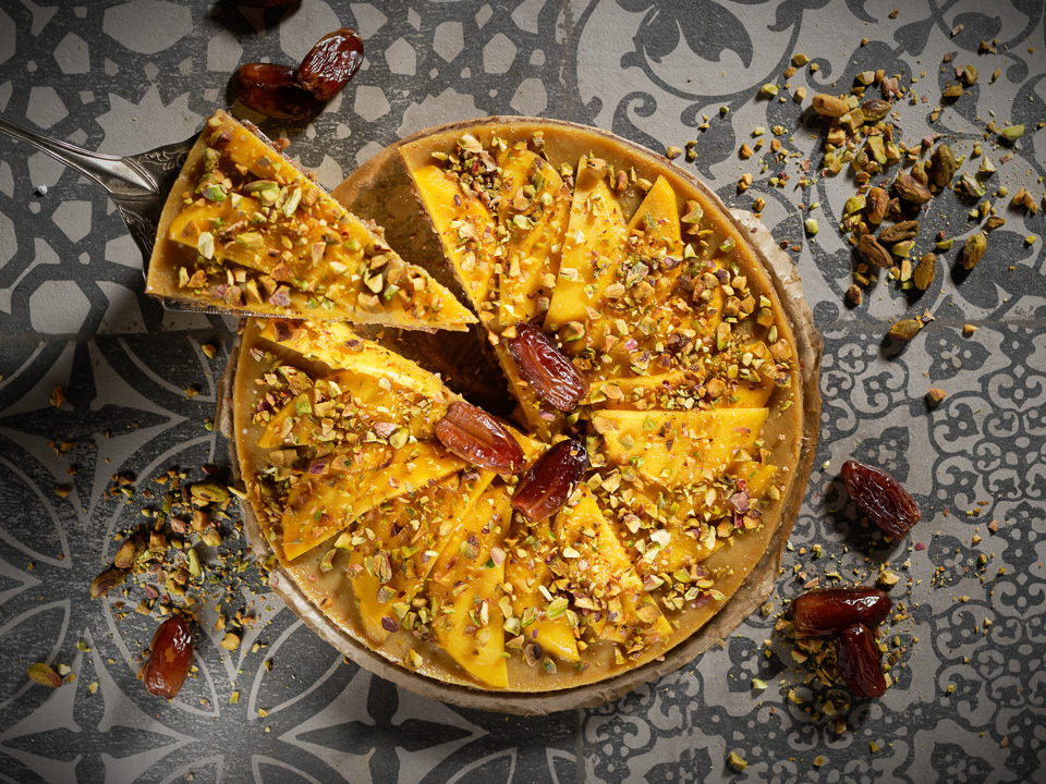 Mangotorte mit Cashew-Dattel-Boden