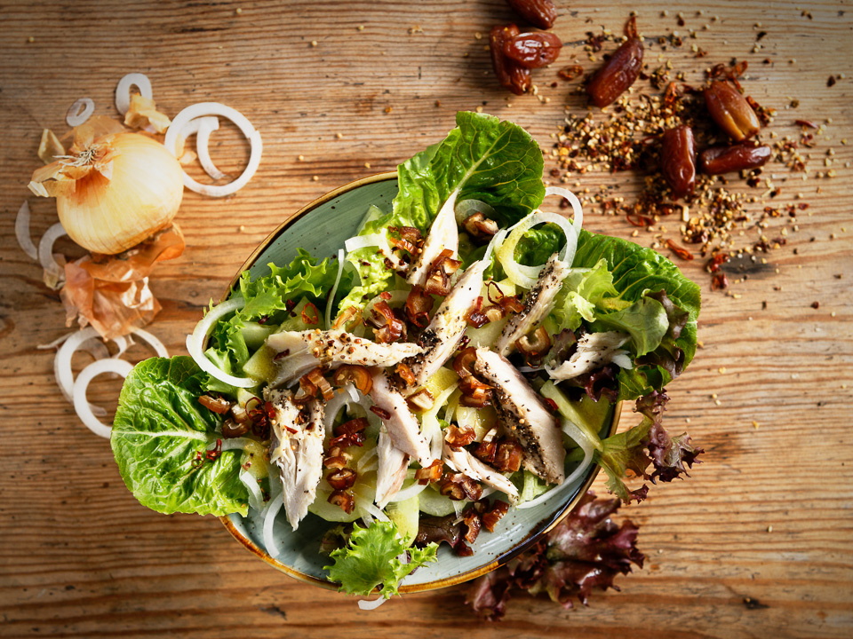 Süß-säuerlicher Salat mit Makrele und Datteln Bild zum Rezept: Süß-säuerlicher Salat mit Makrele und Datteln