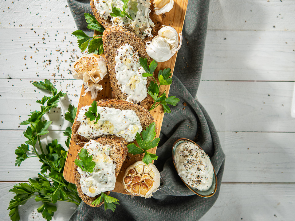 Gebackene Knoblauchknollen mit Quarkcreme Bild zum Rezept: Gebackene Knoblauchknollen mit Quarkcreme