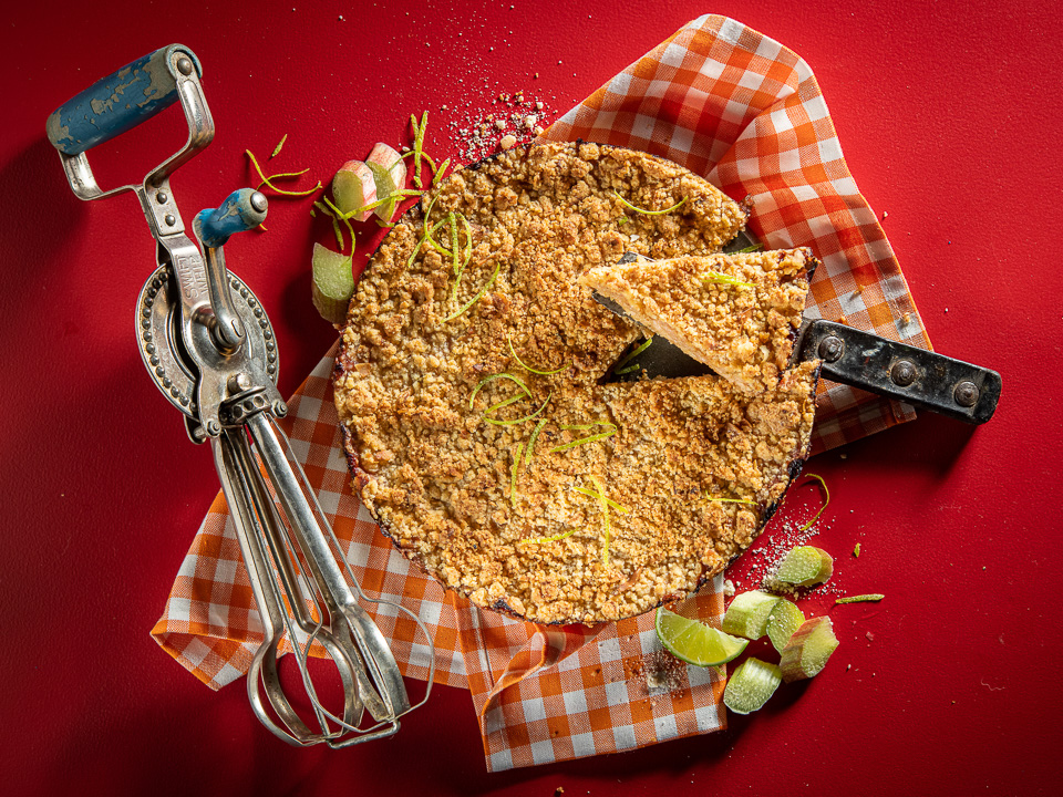 Rhabarberkuchen mit Limetten-Kokosstreuseln Bild zum Rezept: Rhabarberkuchen mit Limetten-Kokosstreuseln