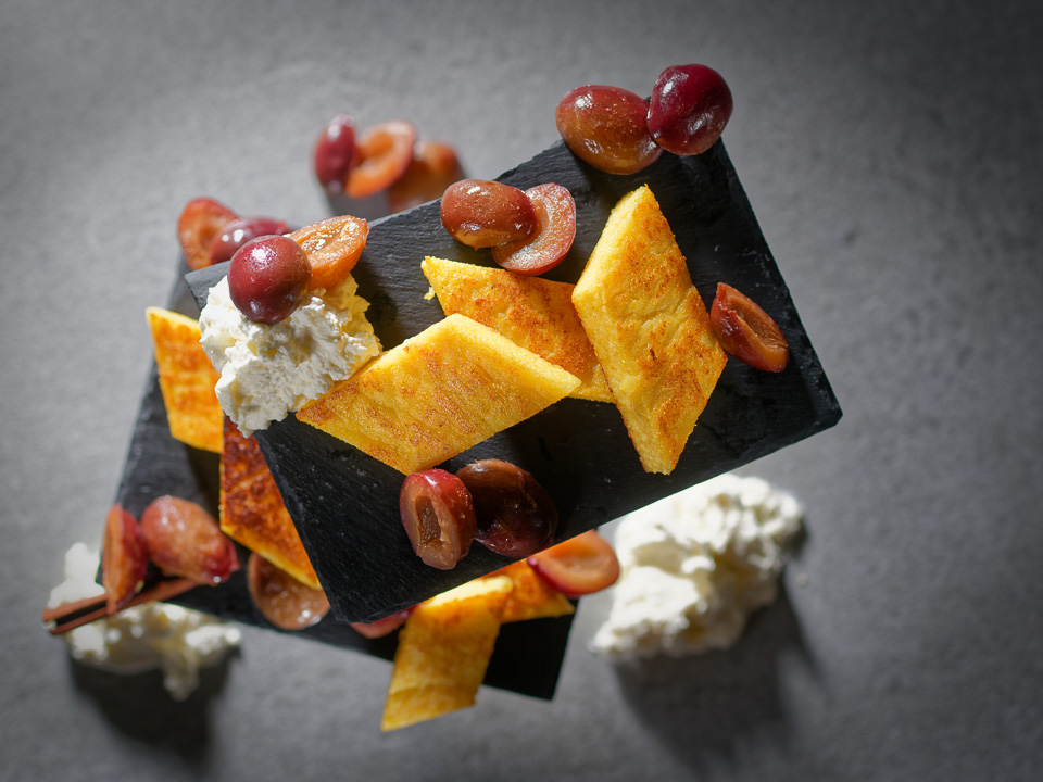 Polentaschnitten mit halbierten Zwetschgen Bild zum Rezept: Polentaschnitten mit halbierten Zwetschgen