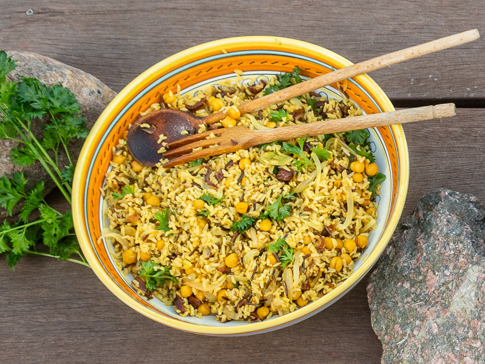 Rissalat med karryristede kikærter (Reissalat mit Kichererbsen) Bild zum Rezept: Rissalat med karryristede kikærter (Reissalat mit Kichererbsen)
