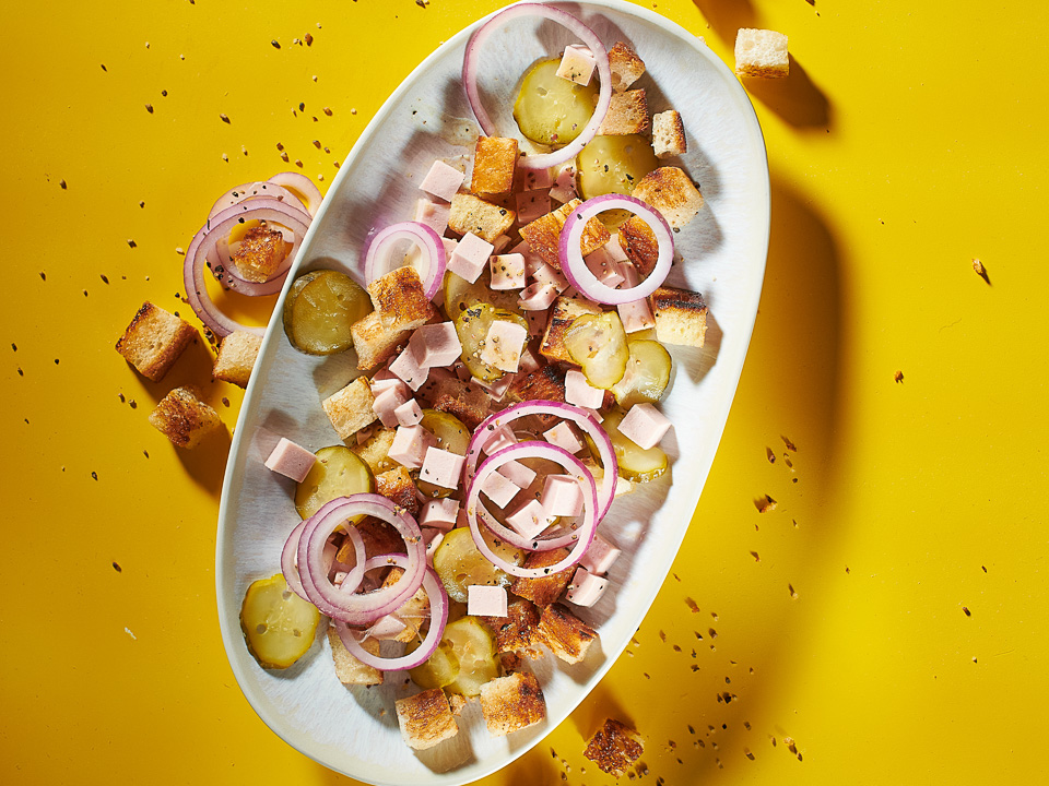 Brotsalat mit Geflügelfleischwurst Bild zum Rezept: Brotsalat mit Geflügelfleischwurst