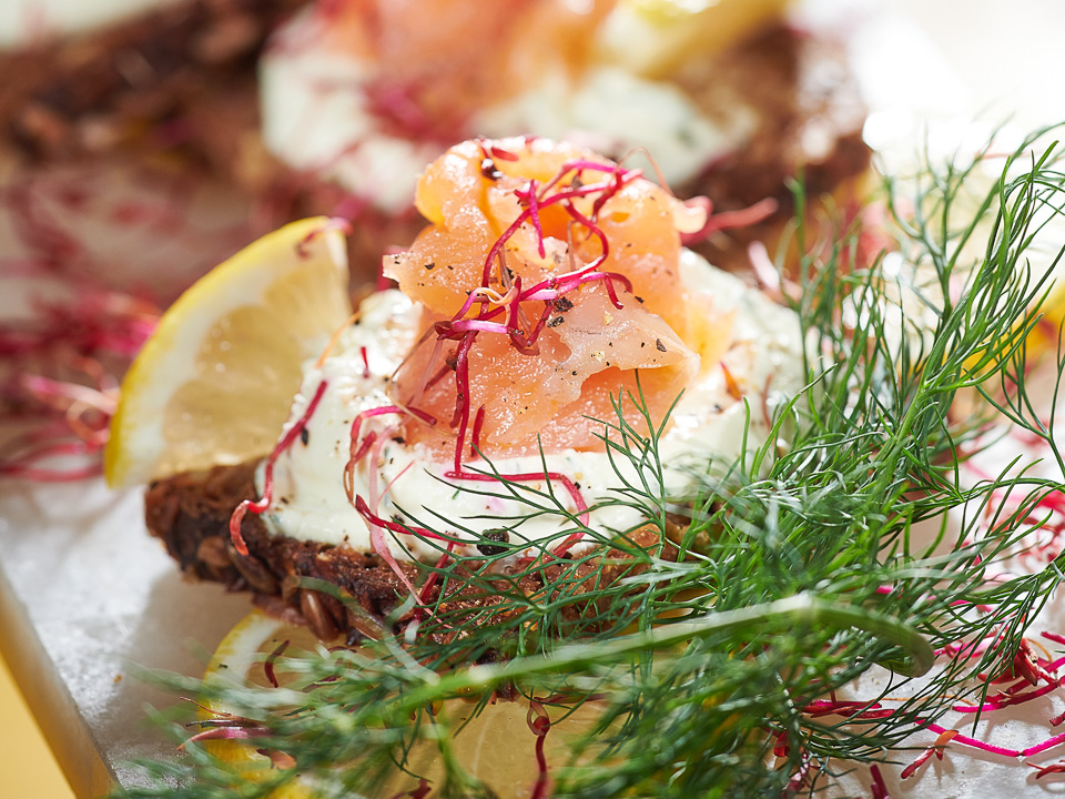 Lachsschnitte mit Frischkäsecreme und Sprossen Bild zum Rezept: Lachsschnitte mit Frischkäsecreme und Sprossen