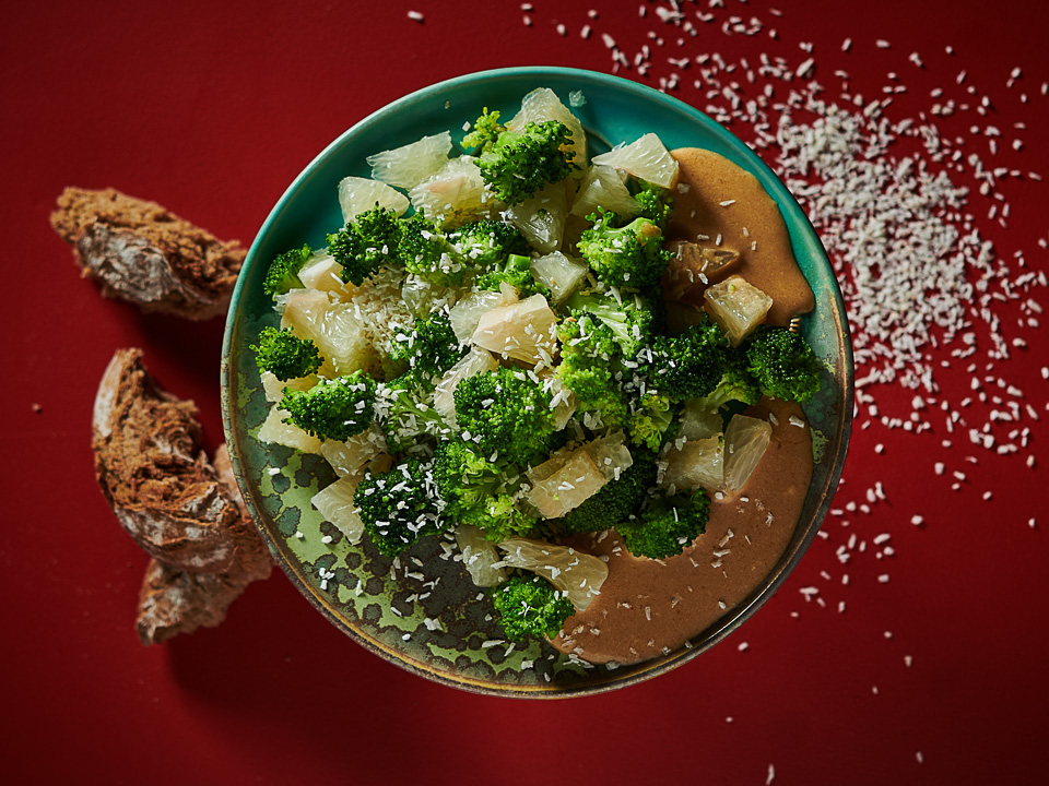 Brokkoli-Pomelo-Salat mit Kokos Bild zum Rezept: Brokkoli-Pomelo-Salat mit Kokos
