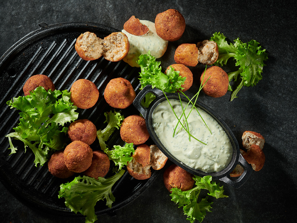 Fischbällchen mit Schnittlauch-Sauerrahm Bild zum Rezept: Fischbällchen mit Schnittlauch-Sauerrahm