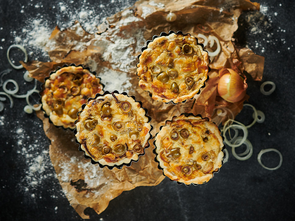 Mini-Zwiebelkuchen mit Sonnenblumenkernen Bild zum Rezept: Mini-Zwiebelkuchen mit Sonnenblumenkernen