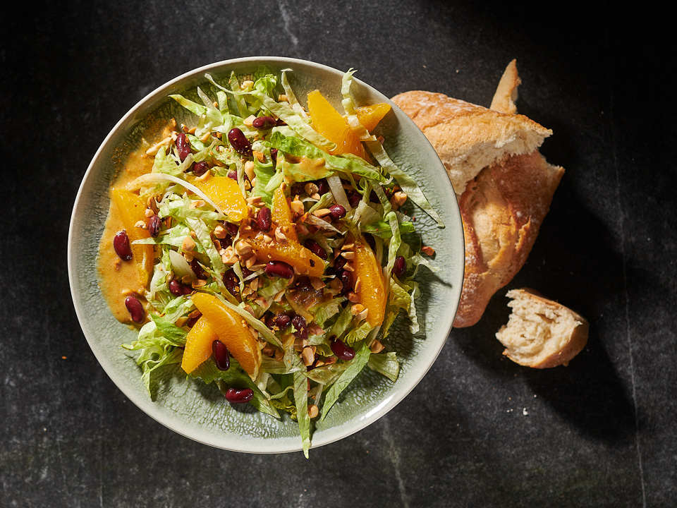 Eisbergsalat mit Kidneybohnen und Erdnusscrunch Bild zum Rezept: Eisbergsalat mit Kidneybohnen und Erdnusscrunch