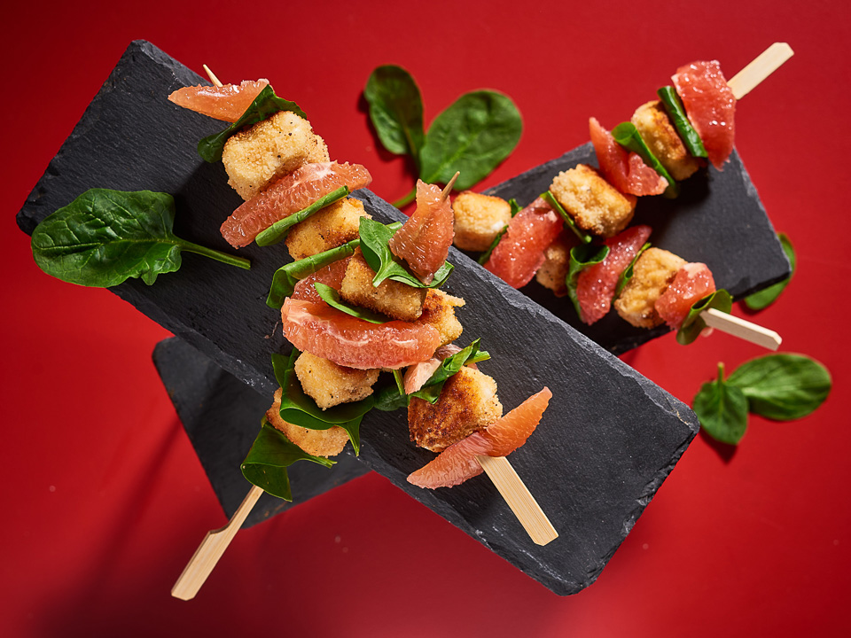 Gebratene Fetaspieße mit Grapefruit und Babyspinat Bild zum Rezept: Gebratene Fetaspieße mit Grapefruit und Babyspinat