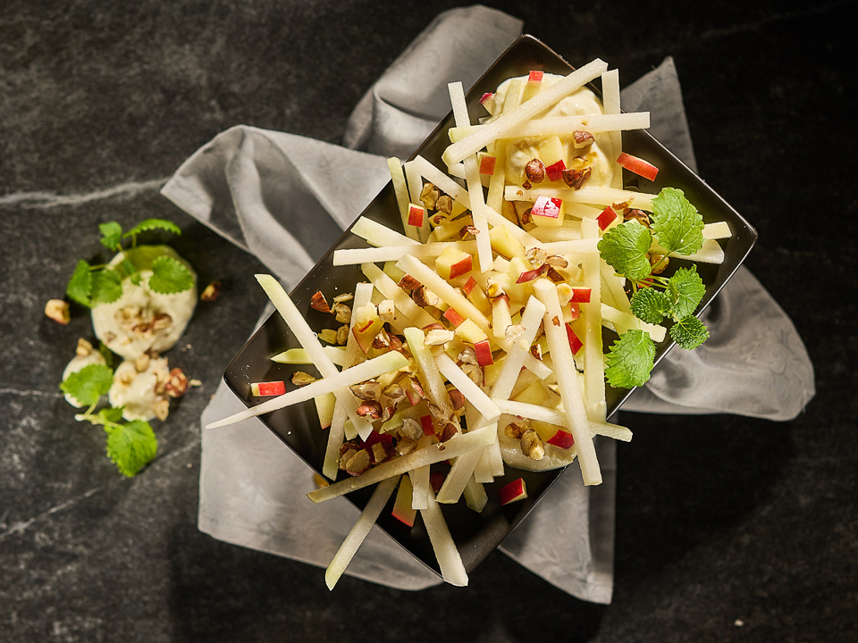 Kohlrabi-Nuss-Rohkost mit Skyr-Zitronensoße Bild zum Rezept: Kohlrabi-Nuss-Rohkost mit Skyr-Zitronensoße