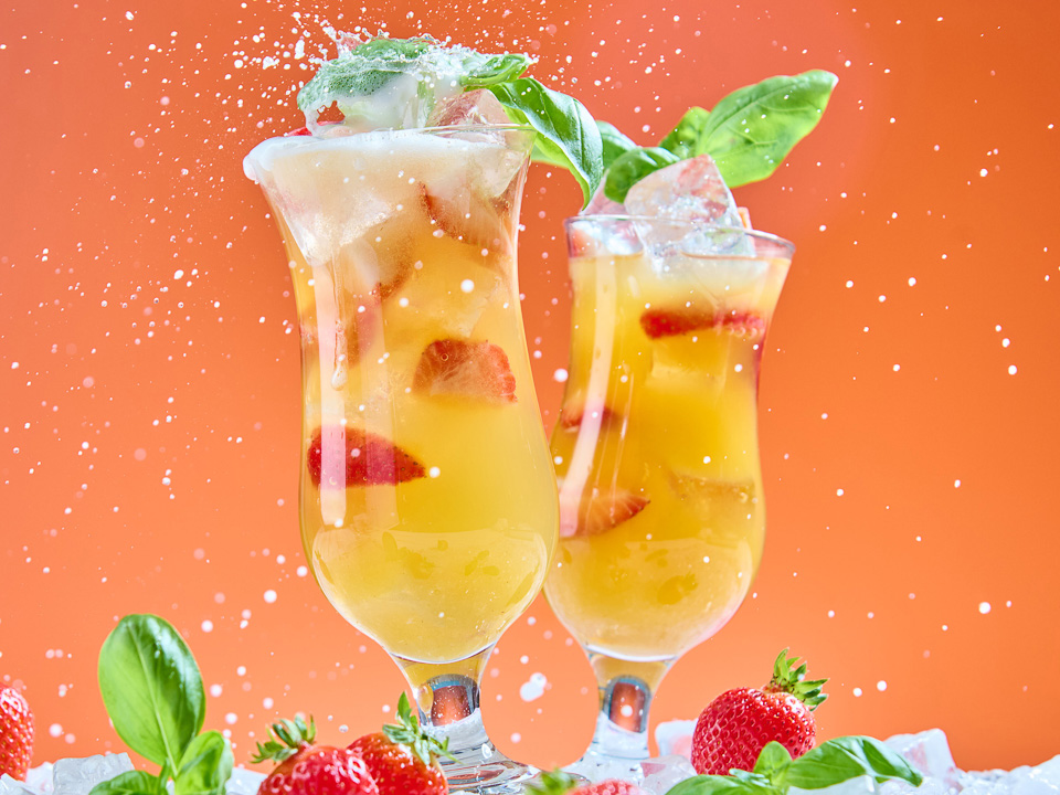 White Sangria mit Erdbeeren und Basilikum Bild zum Rezept: White Sangria mit Erdbeeren und Basilikum