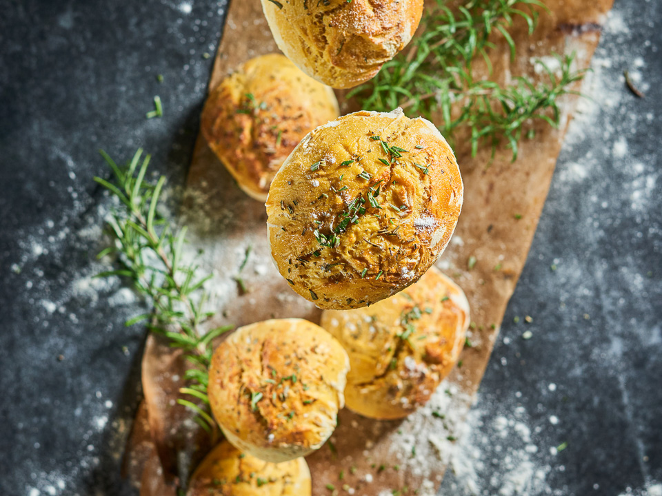Kürbisbrötchen mit Pfeffer und Rosmarin Bild zum Rezept: Kürbisbrötchen mit Pfeffer und Rosmarin