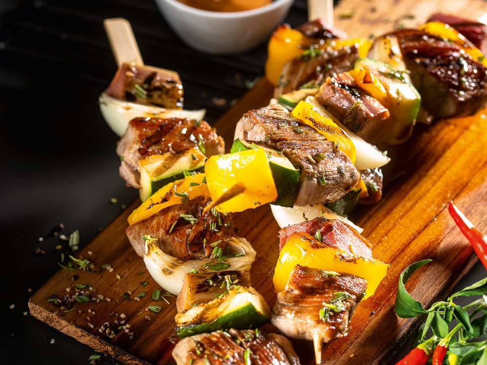 Schweinefiletspieße mit Paprika und Rhabarber Bild zum Rezept: Schweinefiletspieße mit Paprika und Rhabarber