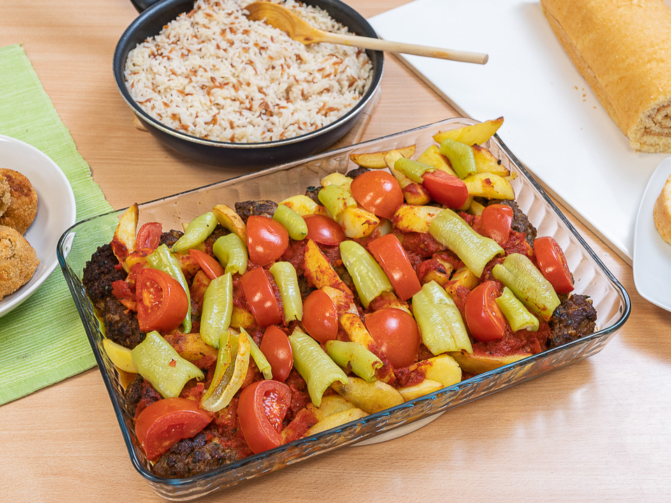 Pilav li Izmir Köfte (Frikadellen mit türkischem Reis) Bild zum Rezept: Pilav li Izmir Köfte (Frikadellen mit türkischem Reis)