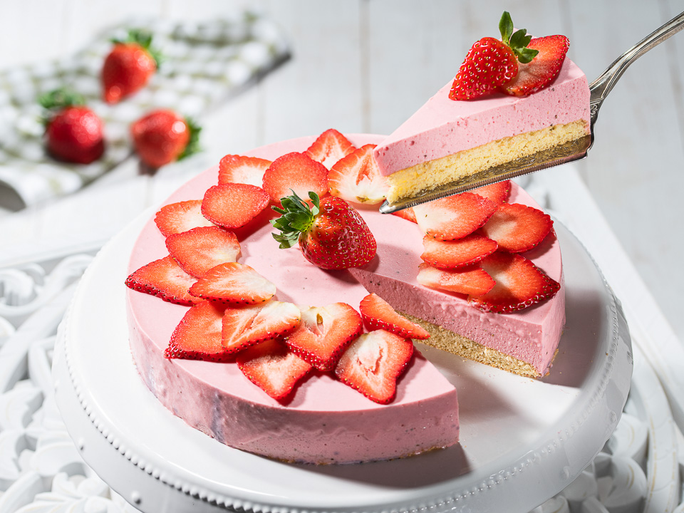 Rosa Erdbeertorte mit Biskuitboden Bild zum Rezept: Rosa Erdbeertorte mit Biskuitboden