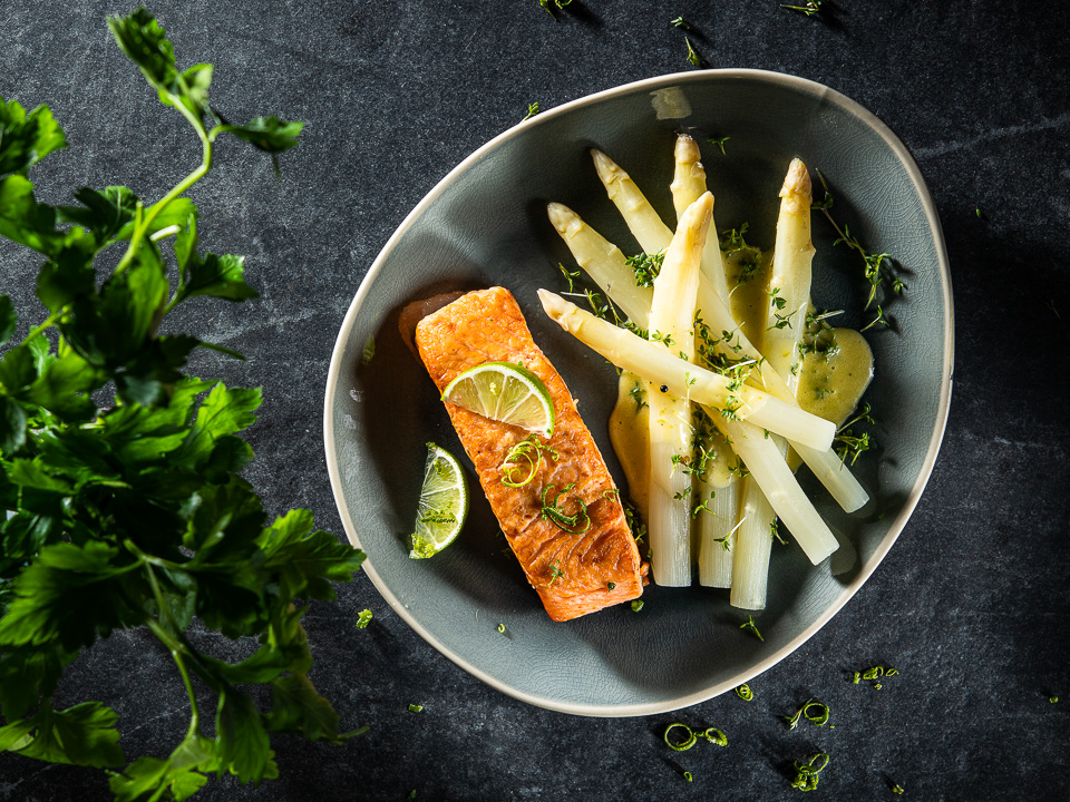 Bild zum Rezept: Spargel mit Lachs und Limetten-Hollandaise