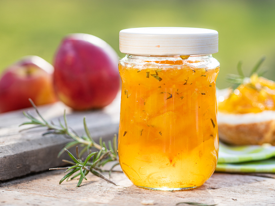 Nektarinenkonfitüre mit Rosmarin und Kurkuma Bild zum Rezept: Nektarinenkonfitüre mit Rosmarin und Kurkuma