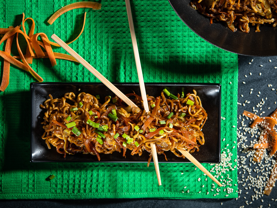 Bild zum Rezept: Bratnudeln mit Spitzkohl-Möhren-Streifen