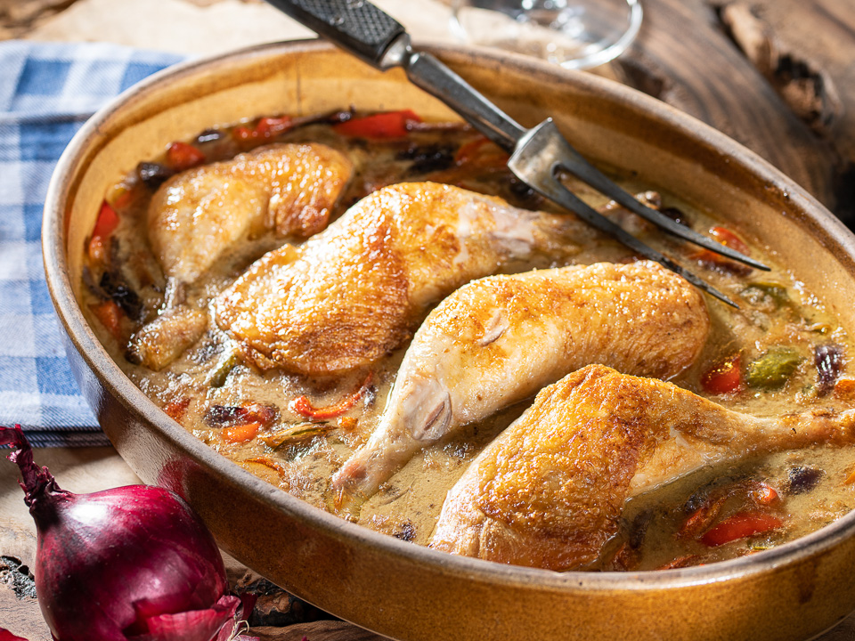 Bild zum Rezept: Hähnchenschenkel in Paprika-Biersoße