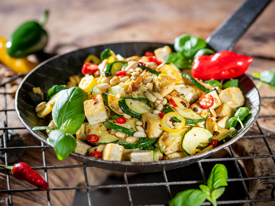 Bild zum Rezept: Zucchini-Tofu-Pfanne mit Pinienkernen