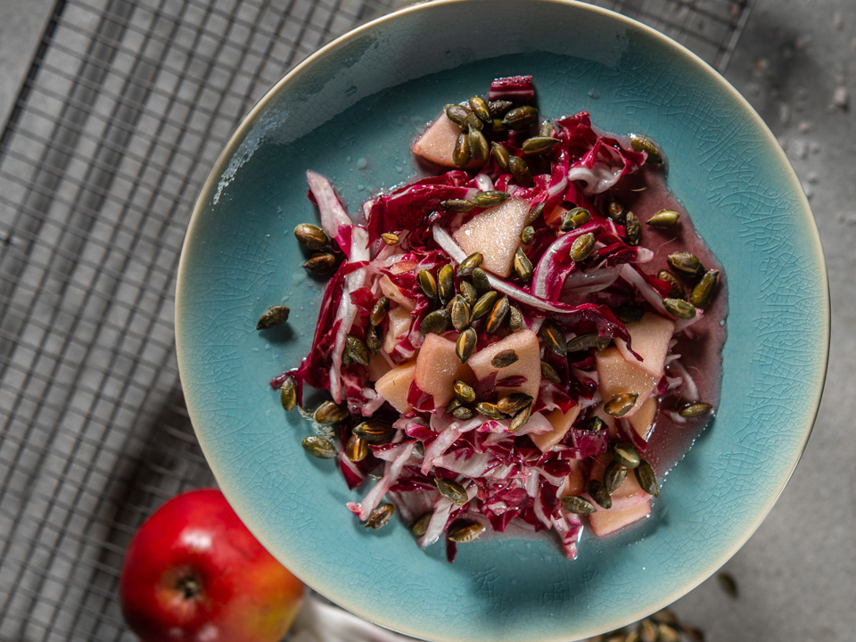 Radicchio-Apfel-Salat mit Kürbiskernen Bild zum Rezept: Radicchio-Apfel-Salat mit Kürbiskernen