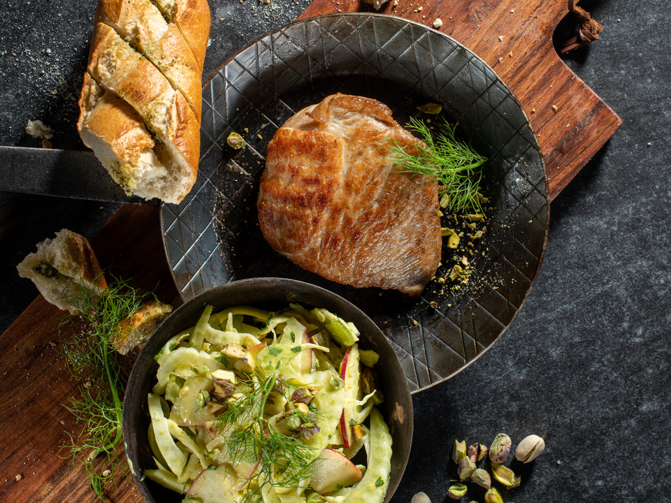 Bild zum Rezept: Schweineschnitzel mit Fenchel-Apfel-Salat