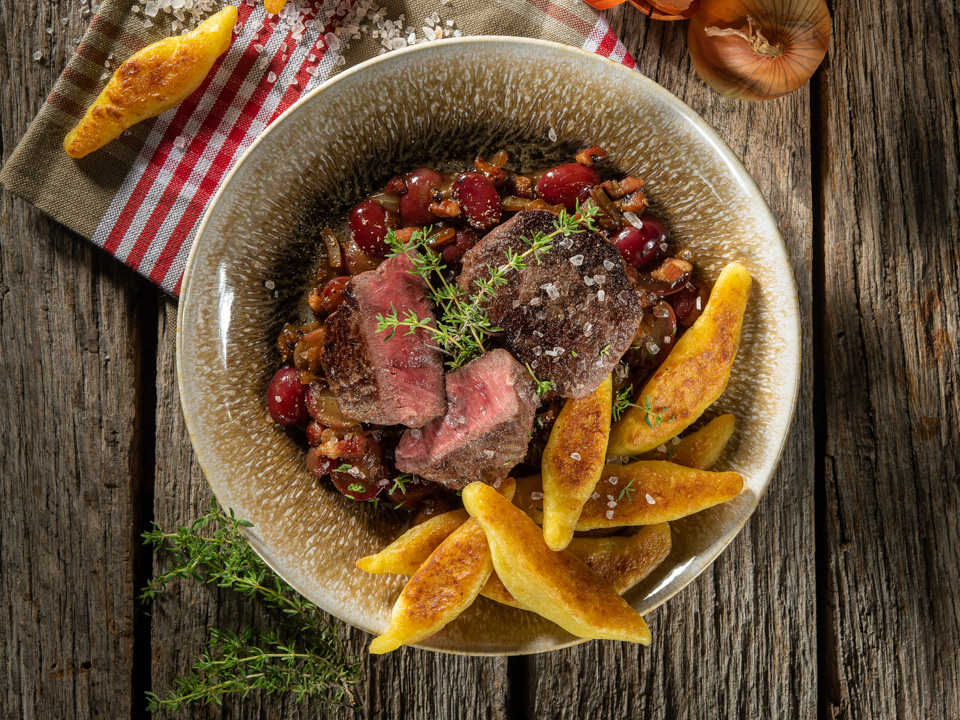 Bild zum Rezept: Rehmedaillons mit Traubensoße