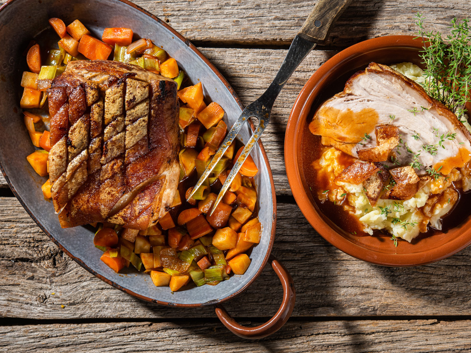 Bild zum Rezept: Krustenbraten mit Malzbiersoße und Kartoffel-Blumenkohl-Stampf
